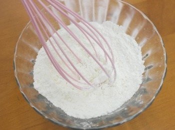 step1: 先把麵粉及鹽倒入容器中用打蛋器均勻攪拌。
