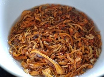 step6: 蟲草花，沖洗 1 次後，再用清水浸泡，浸泡過的水可留用 。