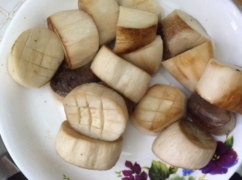 step1: 1)杏鮑菇切3-4CM厚中間?井字以便入味