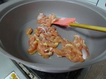 step3: 用鍋燒熱1湯匙油，下雞肉炒至8成熟