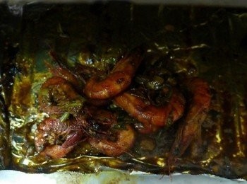 step8: 接下放入烤箱上下火烤10分鐘，讓醬汁巴附的鮮蝦 這是讓香料更香的關鍵^0^ 烤箱的時間只是個參考值，(因每個人烤箱大小.品牌不一，時間請自行增或減)。