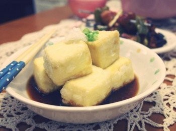 step6: 裝盤倒入醬汁並把蘿蔔泥放上~完成:) 剛好有蔥..放上幾顆!!!