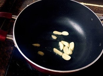 step6: 下油爆香蒜頭