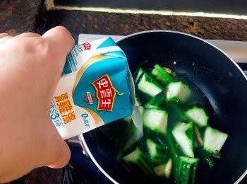 step9: 加入1盒250ml史雲生清雞湯煮滾