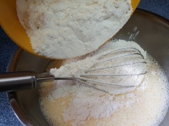 step5: 將麵粉倒入牛奶蛋漿中拌至無粉粒