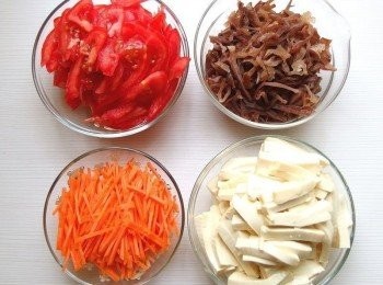 step2: 蕃茄/木耳/胡蘿蔔/豆腐都切成絲狀。