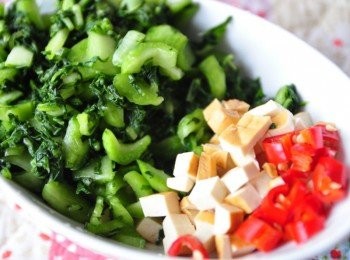 step1: 醃漬過的雪菜用清水再稍稍沖洗才不至過鹹，將家常豆干切成細方塊狀，辣椒切碎丁