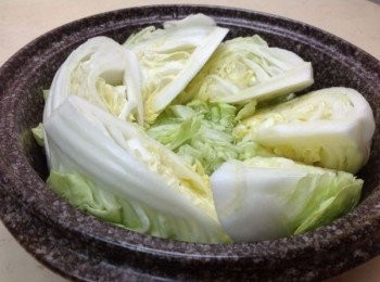 step3: 大白菜切成6份擺入鍋（外表比較不優的葉子可以墊底）