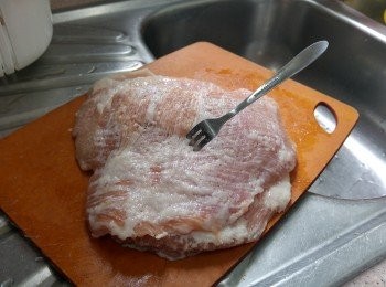 step1: 豬頸肉解凍洗淨， 抹乾, 片去多餘油份 （太厚的話要片薄一
點），  用叉在肉上均勻刺上密集的小孔, 越多越有助入味。