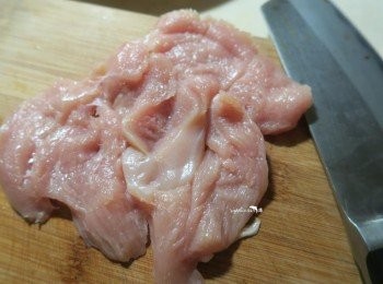 step2: <a href="https://bit.ly/3EZL8dD" target="_blank" data-keyword="雞胸" class="guide-link"><strong>雞胸</strong></a> <span style="display:inline-block;vertical-align:middle;margin-top:-3px;color:initial;border-radius:3px;padding:2px 3px;font-size:12px;line-height:14px;background:#87d300;color:#fff;">即買</span> 肉蝴蝶刀法片成薄片(橫剖不切斷.讓肉面積變大變薄.好包入蔬菜)