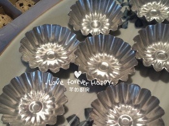 step2: 小杯塗上一層薄薄的食用油