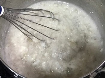 step3: 開中細火煮馬蹄糊，期間要一直攪拌，以免痴底, 
當馬蹄糊開始煮至濃稠，就熄火