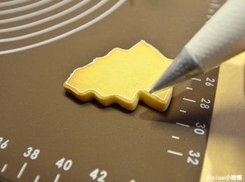 step6: 先用硬質糖霜勾勒邊框