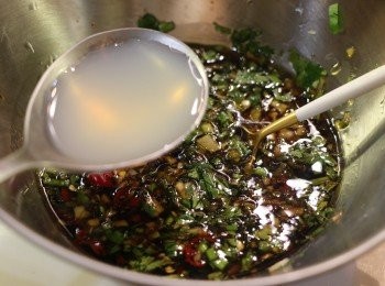 step6: 加入特鮮生抽、糖和醋拌勻，再加入1湯匙花甲水和麻油撈勻。