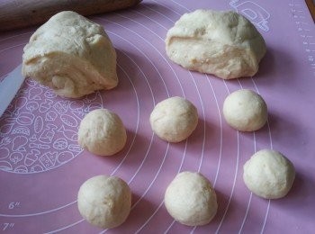 step3: 將麵團總重量磅出3份平等份量,再將每份分成6小份