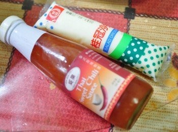 step6: 再準備桂冠沙拉醬與泰式酸辣醬