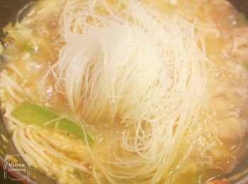 step8: 加入己浸軟粉絲煮至軟身, 加入老抽及麻油<span class="group_2">調味</span>