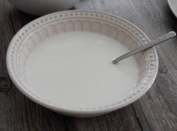 step2: 將椰漿與花奶拌勻，再下粟粉徹底拌勻至幼滑沒有粉粒