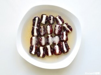 step4: 冰糖與泡過的紅棗水(水蓋過紅棗即可)放入電鍋 鍋外放一杯米杯水蒸煮 即可取出備用