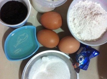 step1: 將Oreo餅乾壓碎【只要餅乾，不要內在餡料】，可以留下5片做裝飾。