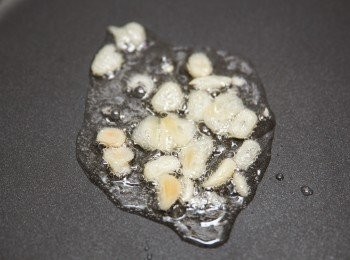 step2: 起油鍋，先將大蒜下鍋爆香。