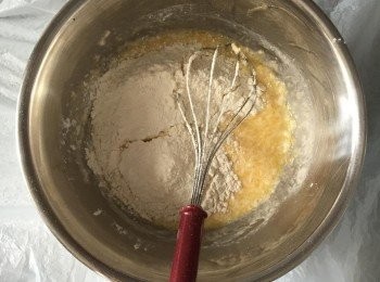 step2: 篩入中筋麵粉、泡打粉拌匀，即成麵糊。