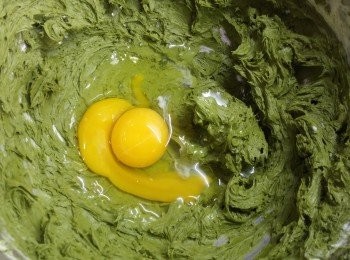 step7: 加淡忌廉再拌
再加入雞蛋，慢慢加落忌廉芝士餡用電動攪拌機拌勻