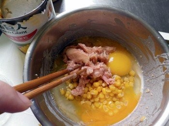 step2: 準備一個鍋或碗打入蛋後加瀝乾的鮪魚、玉米與<span class="group_3">調味料</span>打成蛋液