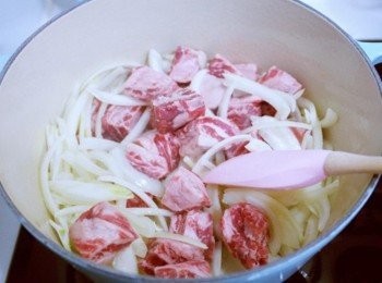 step5: 洋蔥變色後放牛肉塊一起炒~~