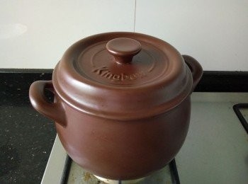 step3: 蓋上鍋蓋，大火燒開轉小火燉煮約一個半小時，然後加入鹽調味燉至湯入味即可食用。