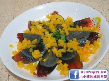 step6: 將黃椒粒及少少芫茜加在皮蛋上~