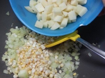 step8: 再加入粟米及薯仔粒炒香
