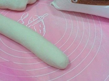 step3: 将面团休面15分钟后，将之整形。