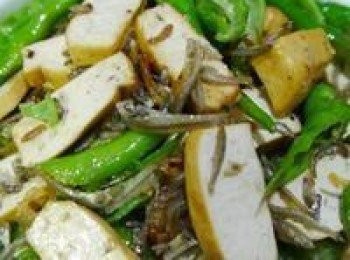 step3: 糯米椒先炒熟撈起備用，下蒜頭辣椒爆香後下豆乾炒香再加入小魚乾，起鍋前再放入備用的糯米椒，下鹽巴跟糖，再一點點香油，完成作品。