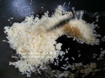 step5: 再將蛋液加入拌勻至每粒飯都沾上蛋液 , 用中火將飯炒至乾身