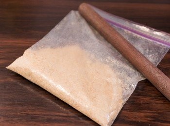 step1: 曲奇底做法：先把無鹽牛油置於室溫放軟。消化餅放入食物袋中包好，以硬物打碎成幼沙狀。