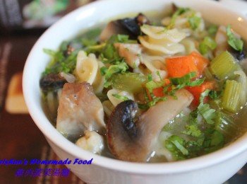 雞肉蔬菜湯麵Chicken Noodle Soup