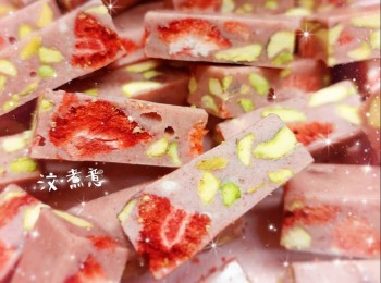 士多啤梨開心果鳥結糖《又稱牛軋糖》