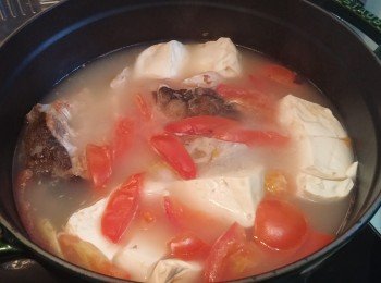 蕃茄豆腐魚頭湯
