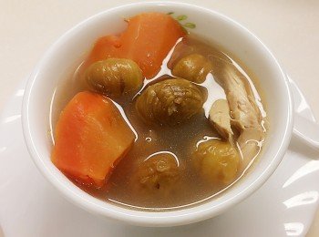 紅蘿蔔栗子煲雞湯