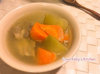 [茶餐廳例湯] 青紅蘿蔔豬骨湯