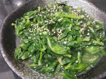 蒜香芝麻炒豆苗