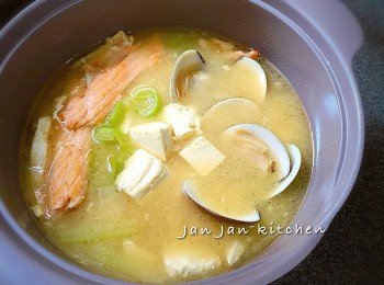 日式三文魚骨腩豆腐蜆肉味噌湯