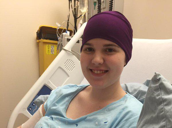 女孩因不幸輸給癌症永遠無法畢業，同學對她的棺木做了這樣一件事