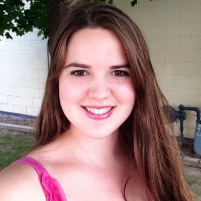 女孩因不幸輸給癌症永遠無法畢業，同學對她的棺木做了這樣一件事