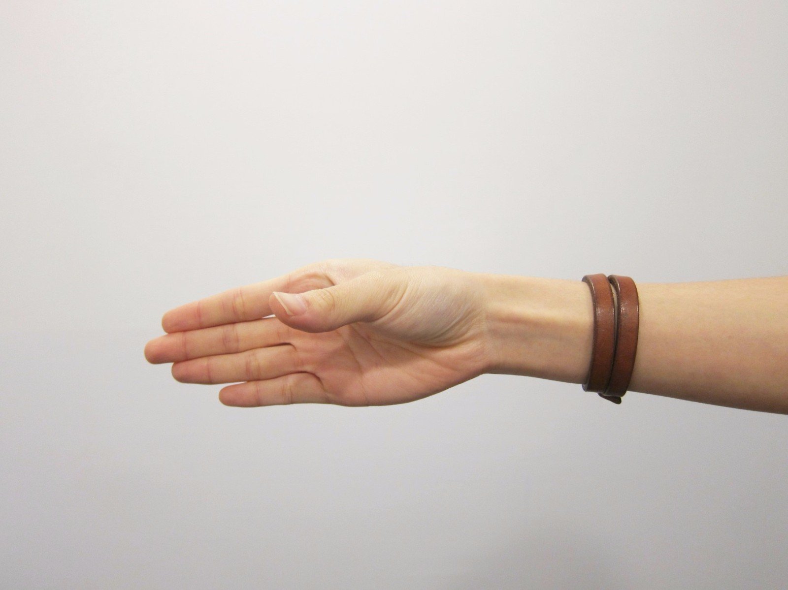 動作1：（右手）前臂伸直，手指打直，讓手掌跟地板垂直