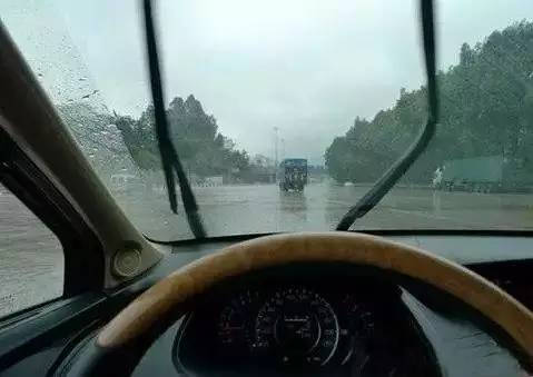 夏天停車，一定要把雨刷立起來！99%的車主都不知道