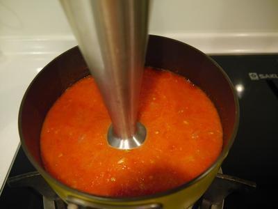 倒入蕃茄泥拌炒並且用攪拌棒在打一次，把洋蔥丁、蒜末全都打成泥狀