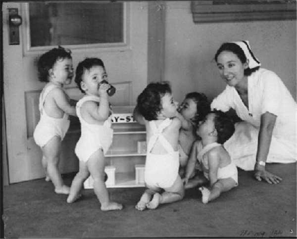 受人矚目的首例五胞胎女孩，最終卻是在籠子里長大的