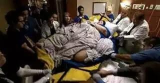 600斤孕婦產子，接生的13個醫生看到嬰兒驚呆了!